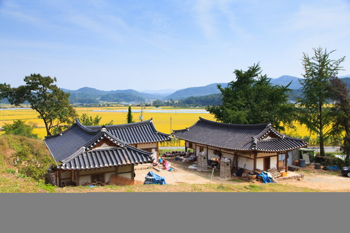 예산 최익현선생재실_묘에서 내려다 본 재실 전경 (촬영년도 : 2015년)