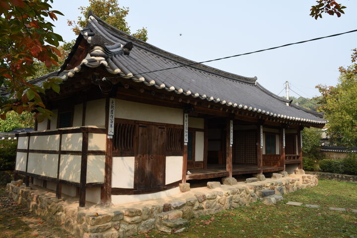 옥천 백운리 고가_사랑채 좌측 (촬영년도 : 2015년)