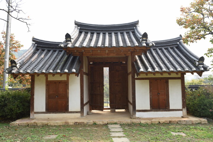 옥천 백운리 고가_솟을대문 (촬영년도 : 2015년)