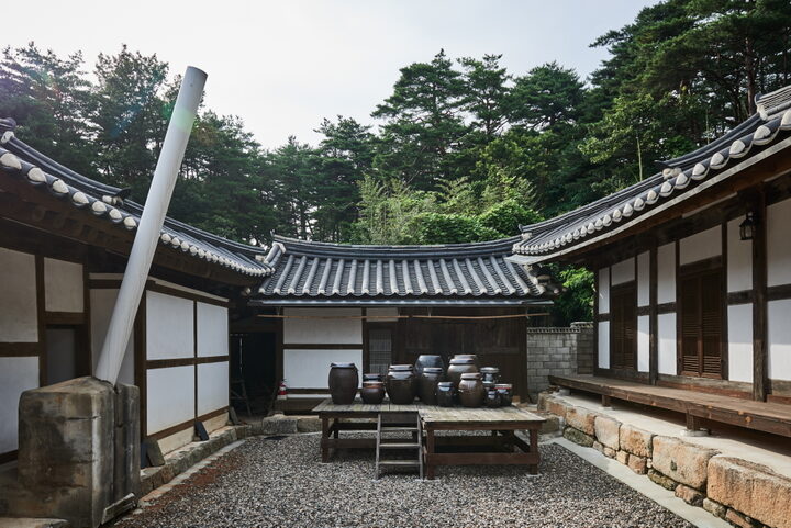 강릉최씨동원군종택_마당 (촬영년도 : 2016년)