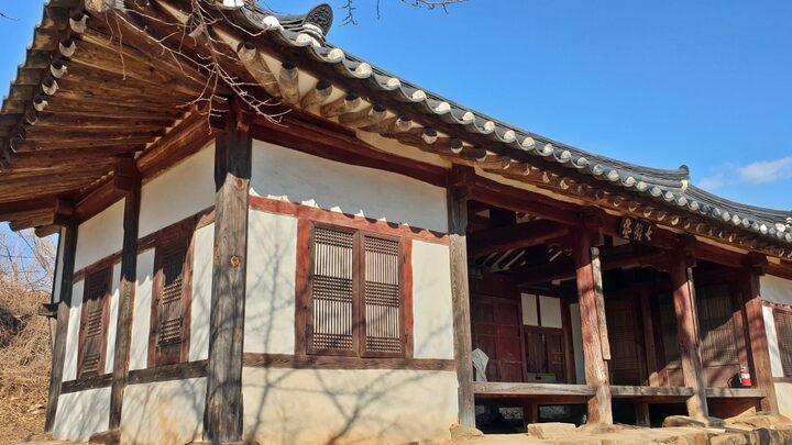 칠탄숙 강당