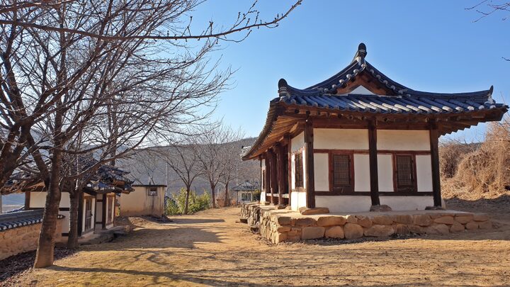 칠탄숙 강당