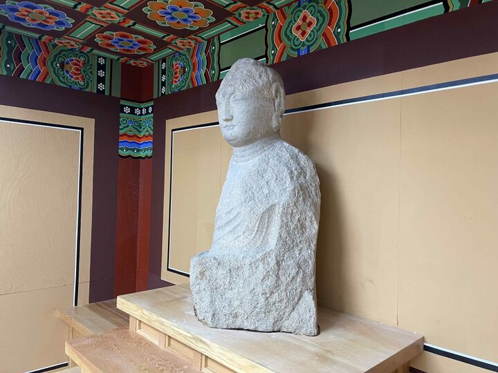 군위인각사미륵당석불좌상(측면), 보존처리 후