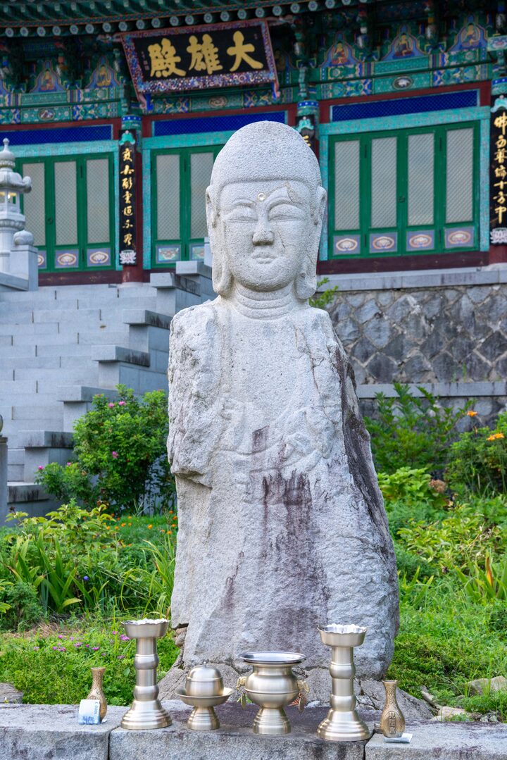 아산 송암사 석조여래입상(사진)_여래입상과 대웅전 (촬영년도_2024년)