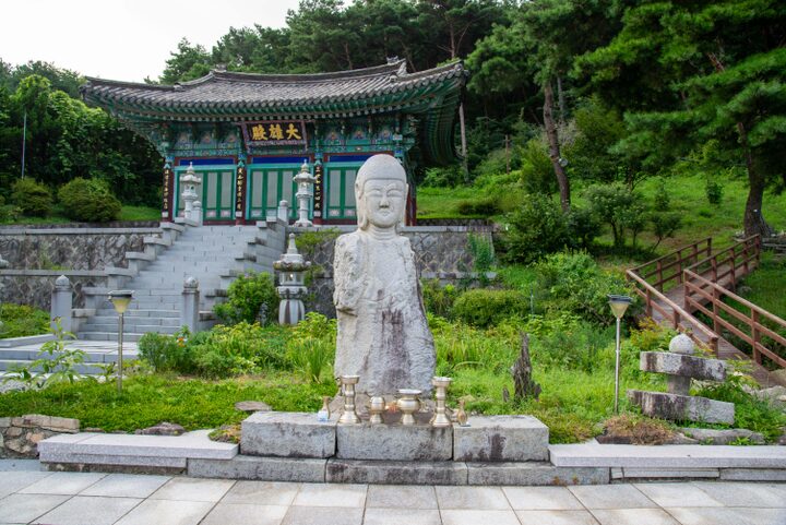 아산 송암사 석조여래입상(사진)_여래입상과 대웅전 (촬영년도_2024년)