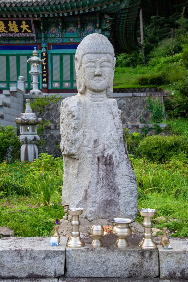 아산 송암사 석조여래입상(사진)_여래입상과 대웅전 (촬영년도_2024년)