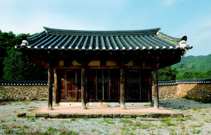 건물의 배치는 토석담장 안에 사당과 내삼문, 강당, 대문칸 등 4동을 ‘튼 ㅁ’자로 배치하였다.