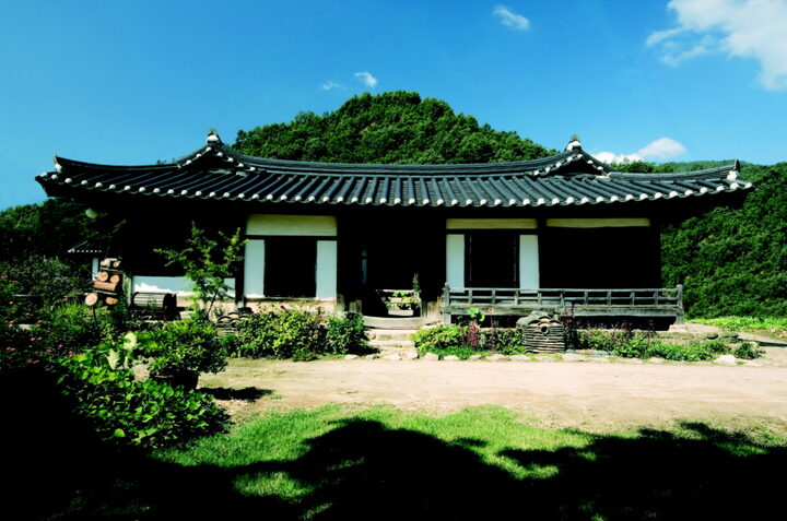 정면 5칸 측면, 7칸의 ‘ㅁ’자형 안채와 정면 3칸, 측면 2칸의 사당이 평면으로 배치되어 조선시대 이 지방의 전형적인 중․상류 민가의 유형을 지니고 있다.