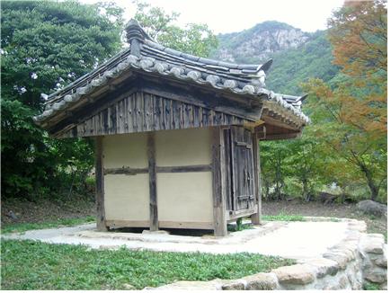 상주 견훤사당(좌측면)