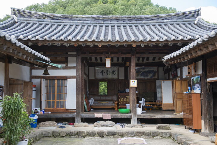 안채 정면