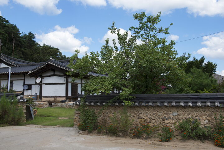 담장 밖에서 본 연곡고택