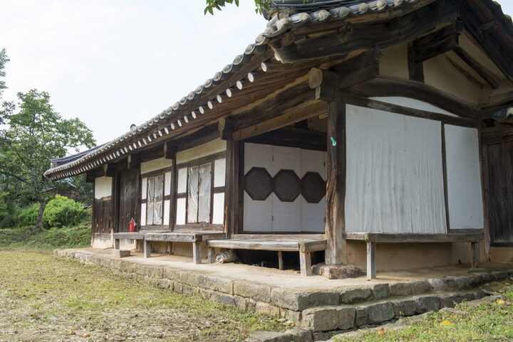 사랑채 측면