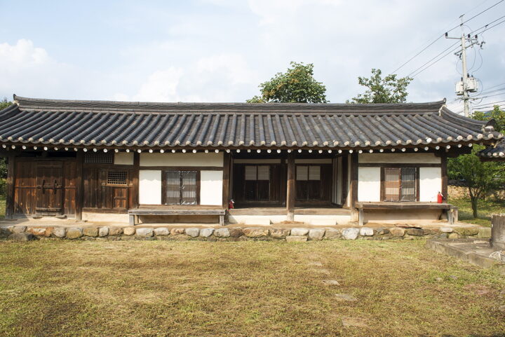 안채 정면