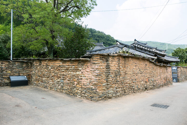 고성 학림리 최씨종가_담장 전경 (촬영년도 : 2015년)