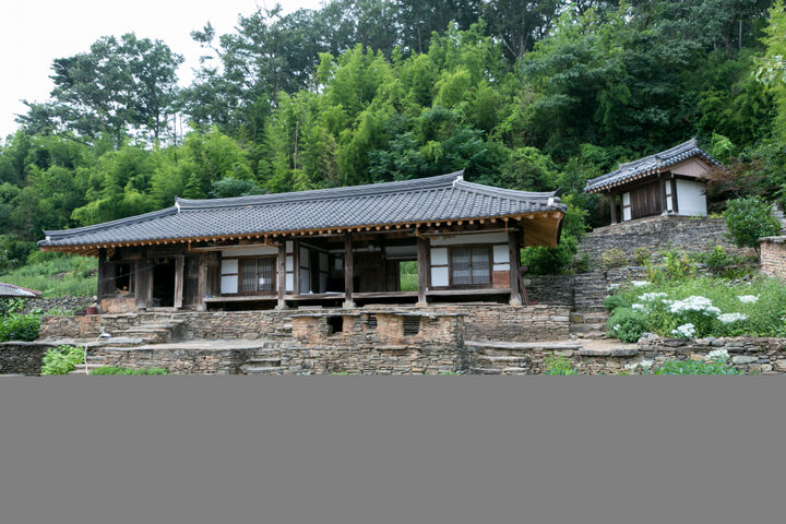 고성 학림리 최씨종가_안채 마당 전경 (촬영년도 : 2015년)