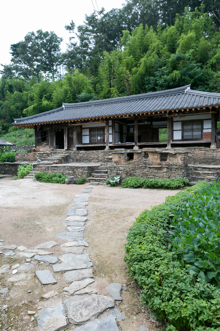 고성 학림리 최씨종가_안채 마당 (촬영년도 : 2015년)