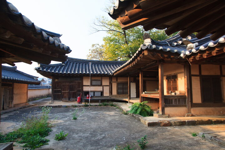 윤일선가옥_사랑채에서 바라본 안채 (촬영년도 : 2015년)