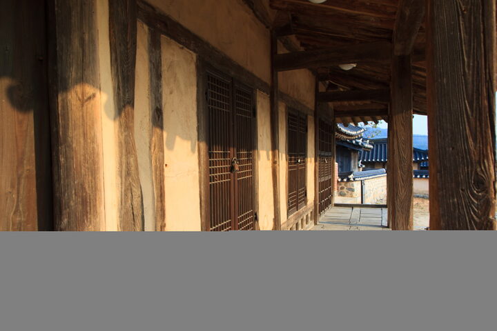 아산윤승구가옥_사랑채 툇마루 (촬영년도 : 2015년)