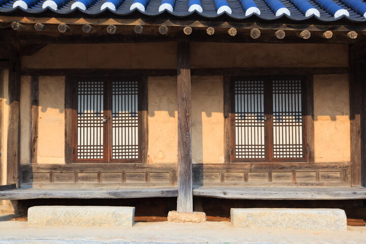 아산윤승구가옥_사랑채 툇마루와 창호 (촬영년도 : 2015년)
