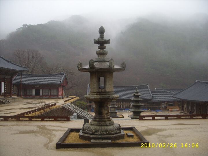 각황전앞에서 바라본 화엄사경내