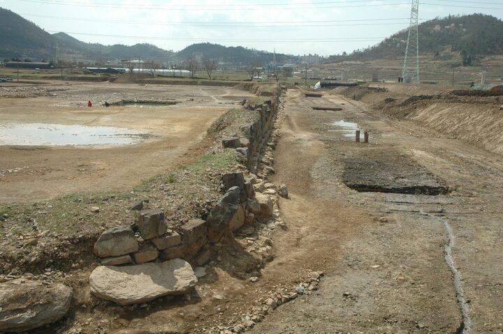 북·서쪽 성벽과 해자 모습