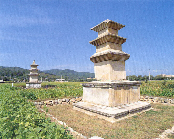 삼층석탑근경