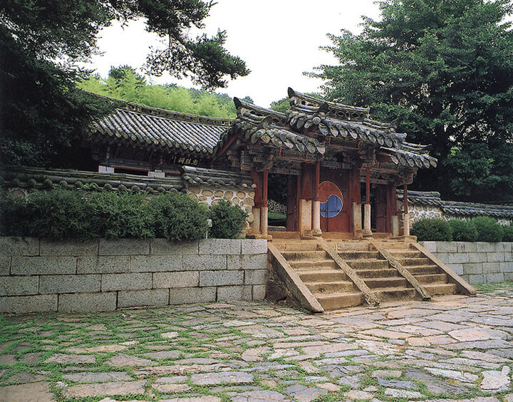 충렬사전경
