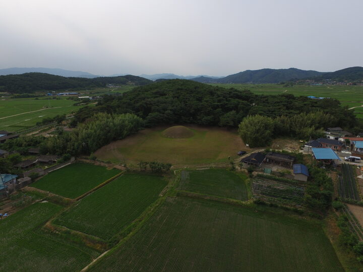 경주 효공왕릉 북쪽 상공(남쪽에서조망) (고도보존육성과, 2017)