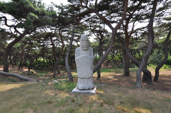 경주 흥덕왕릉 문인석 (고도보존육성과, 2017)