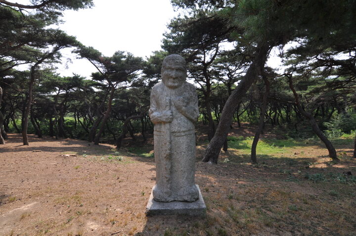 경주 흥덕왕릉 전면 무인석 (고도보존육성과, 2017)