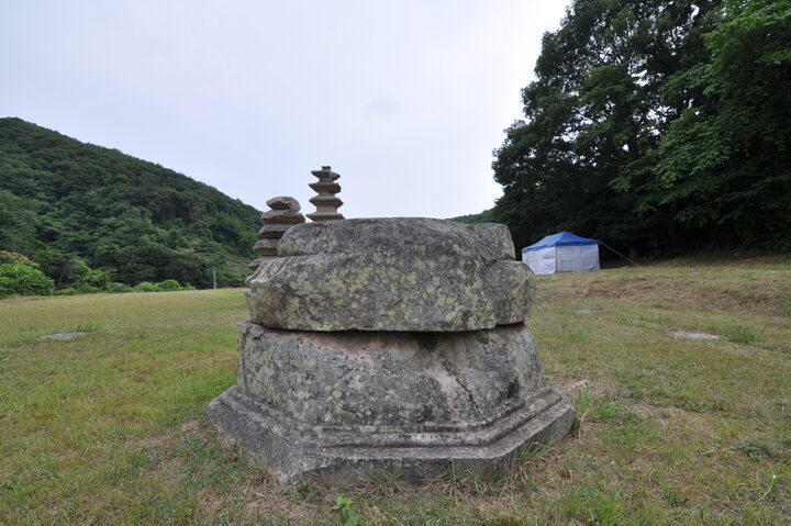 경주 장항리사지 건물지 석불대좌 (고도보존육성과, 2017)