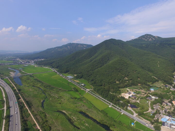 경주 남산일원 용장골 등산로 인근 남서쪽상공(북동쪽으로 조망) (고도보존육성과, 2017)