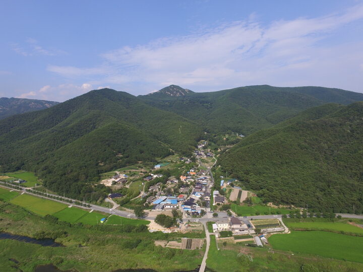 경주 남산일원 용장골 등산로 인근 서쪽상공(동쪽으로 조망) (고도보존육성과, 2017)