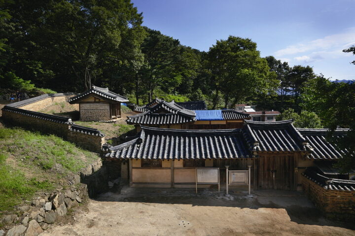 문간채에서 본 전경