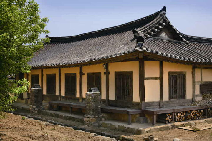 안채 배면