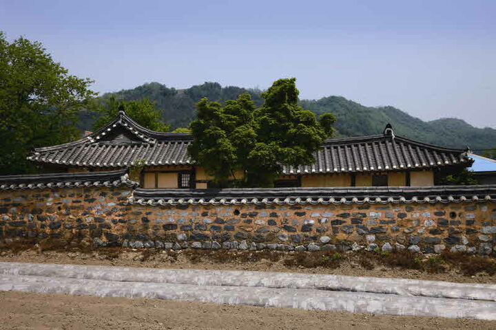 좌측 담장