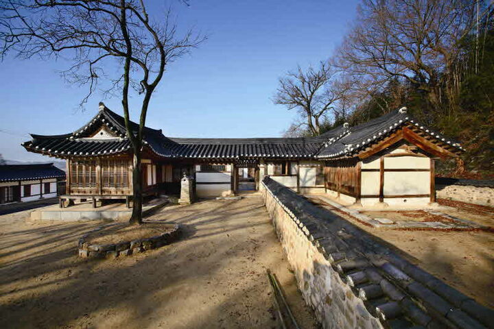 동쪽에서 바라본 사랑채와 안채 옆면