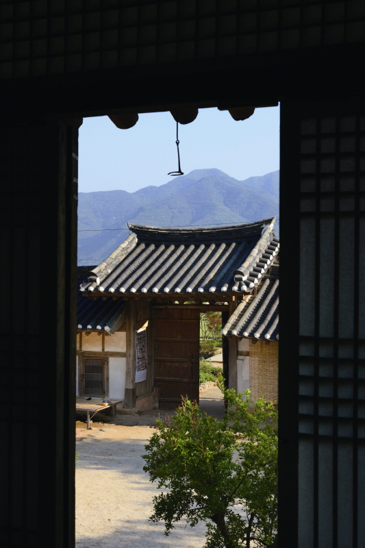 사랑채에서 본 솟을대문