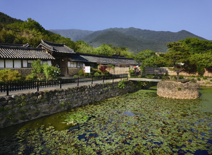외부에서 바라본 대문채