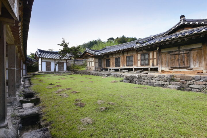안채 전면