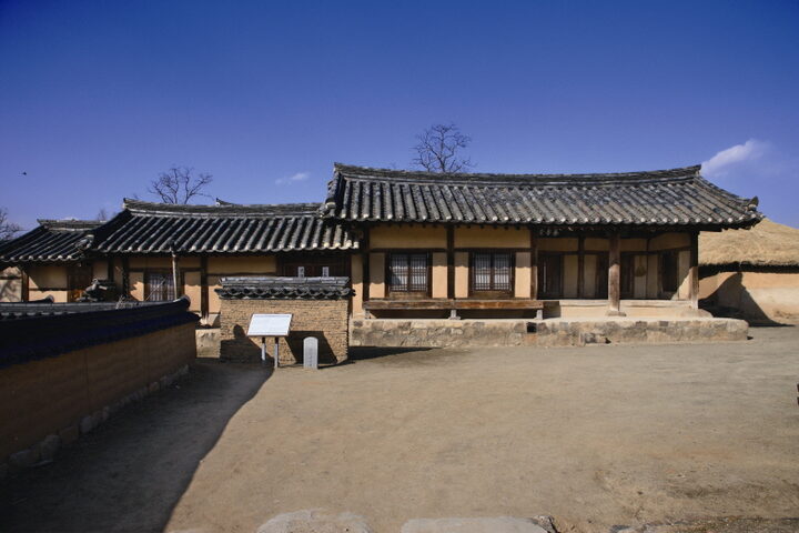 사랑채 정면 과 중문간 앞의 차면담