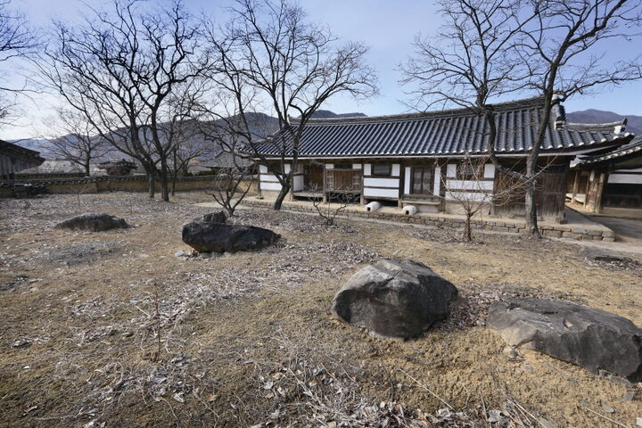 안채 후원의 칠성바위