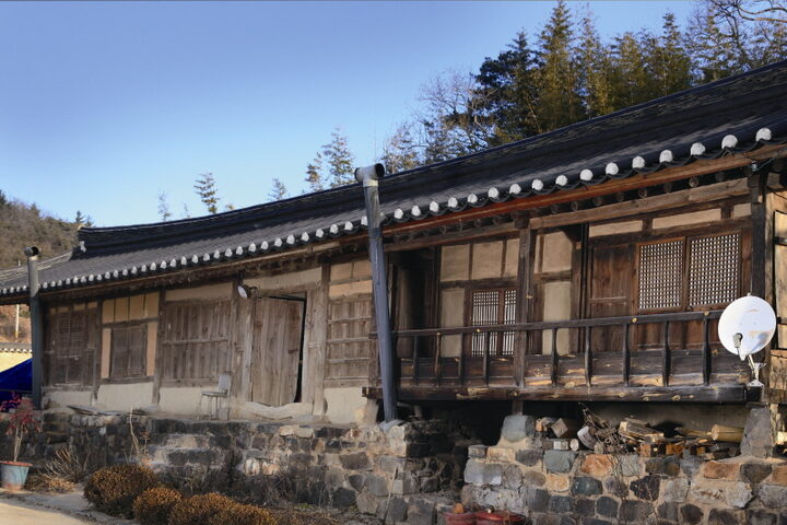 바깥마당에서 바라본 문간채 겸 사랑채