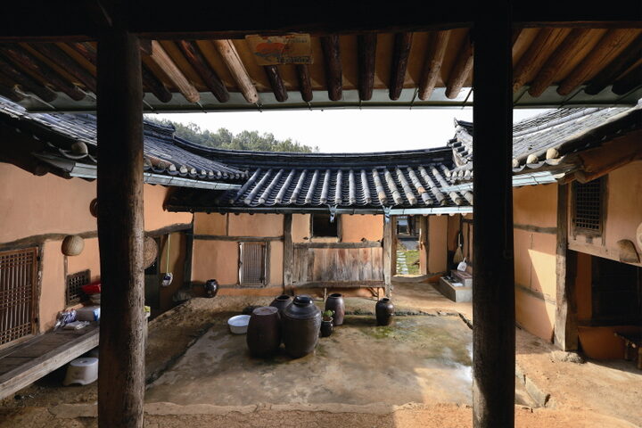 안대청에서 내다본 모습