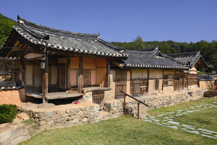 사랑채 및 중문간채 정면
