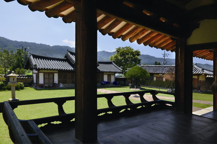 사랑채 툇마루에서 본 행랑채