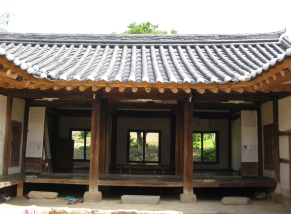 안채 전면 전경