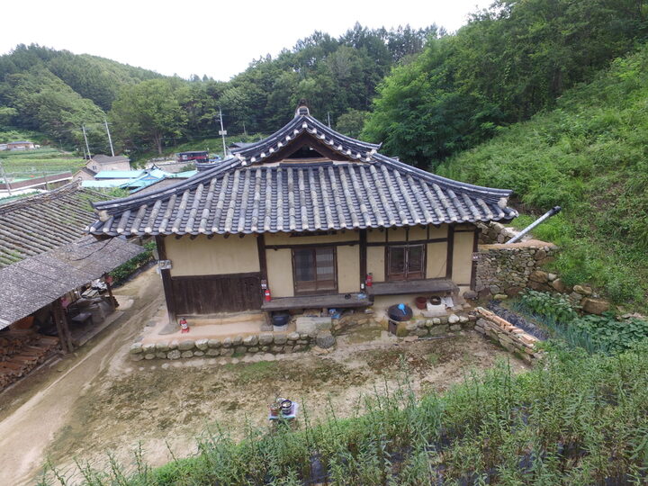 본채 우측면