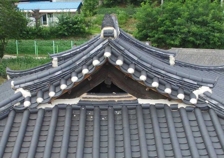 본채 까치구멍(우측면)