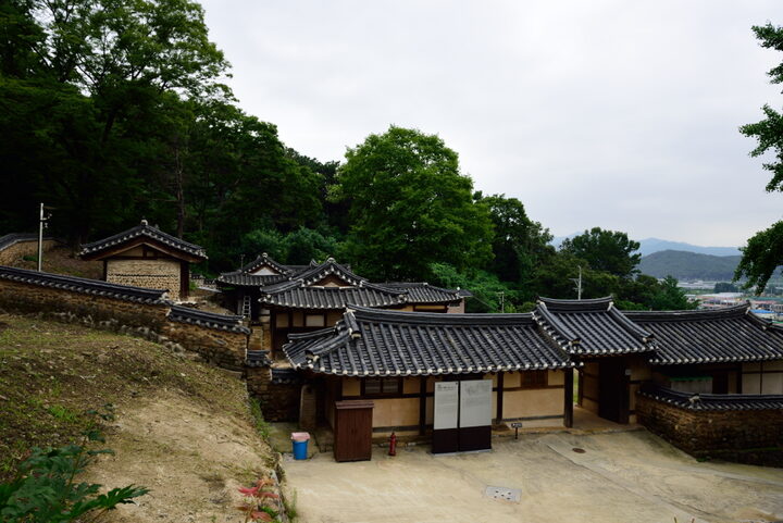 문간채에서 본 전경1 (촬영년도 : 2015년)